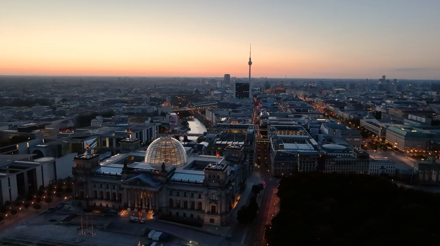 Berlin bei Sonnenuntergang: Reichstag mit Kuppel im Fokus