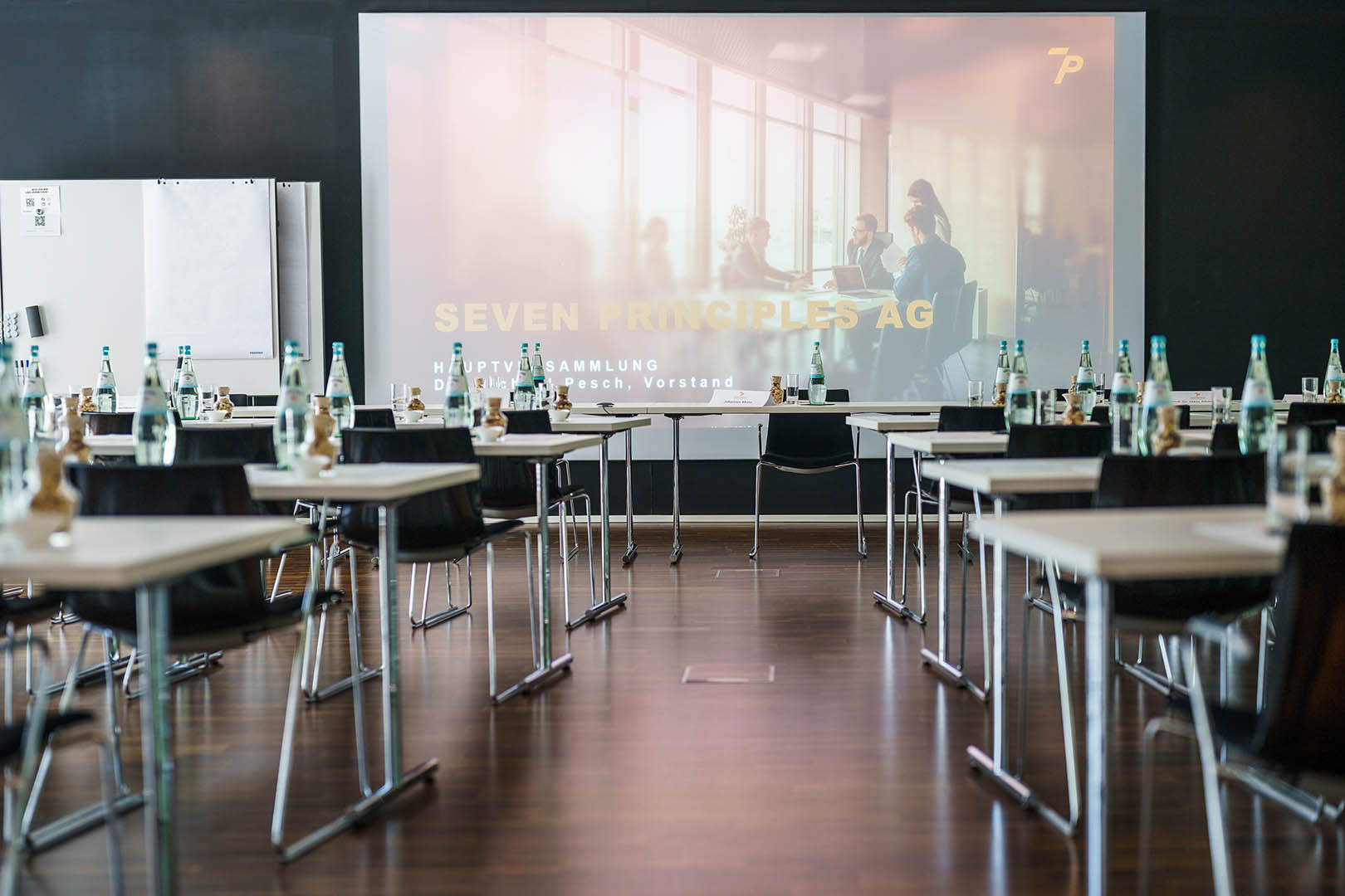 Moderner Konferenzraum mit Beamer-Präsentationen und Wasserflaschen