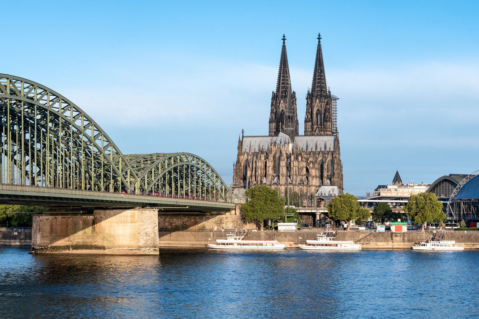 Kölner Dom mit Hohenzollernbrücke über dem Rhein bei Tageslicht