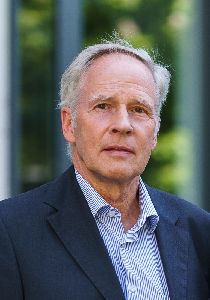 Professionelles Porträt eines älteren Mannes im Business-Kontext