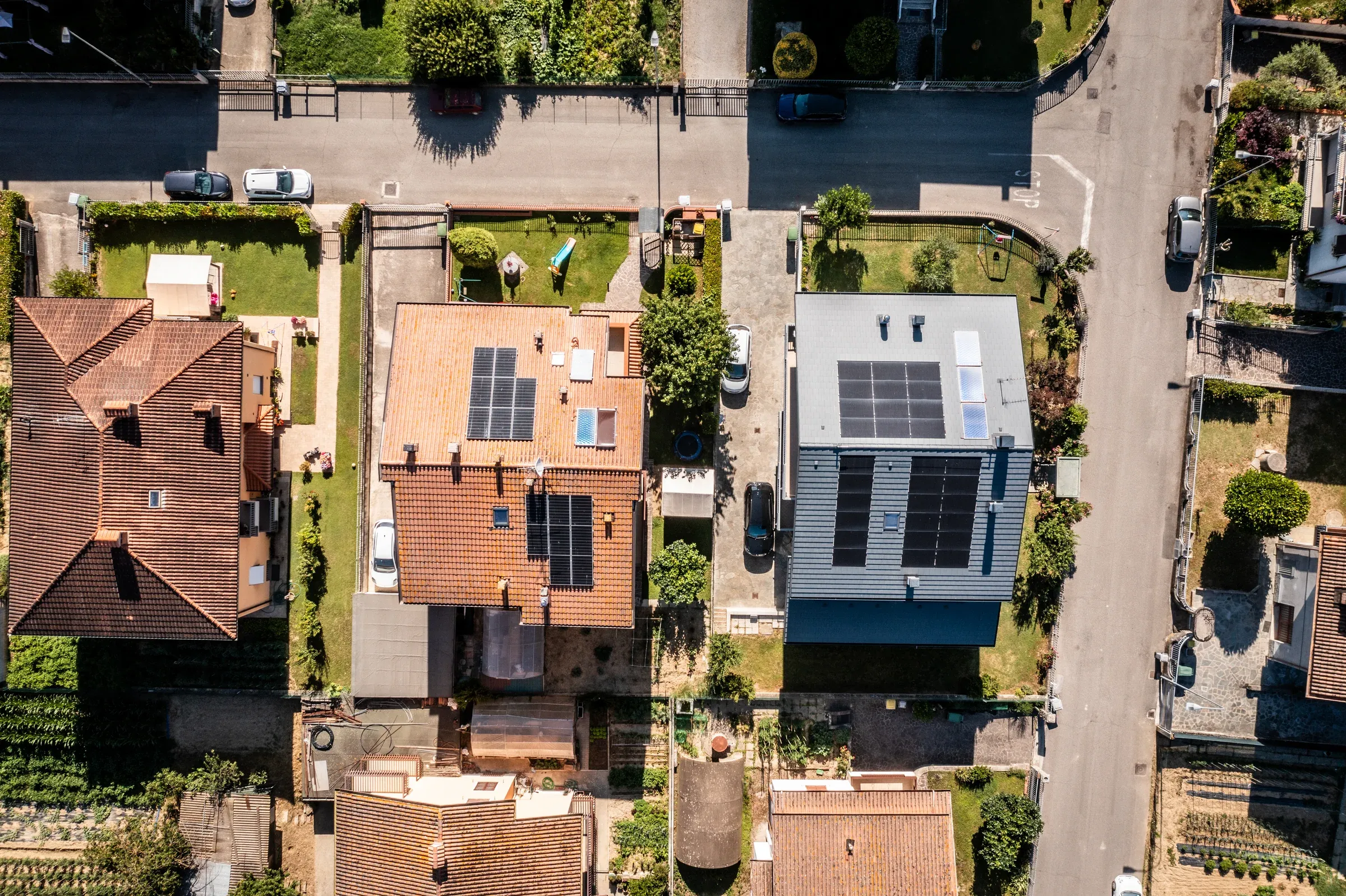 Luftaufnahme von Hausdächern mit Solaranlagen