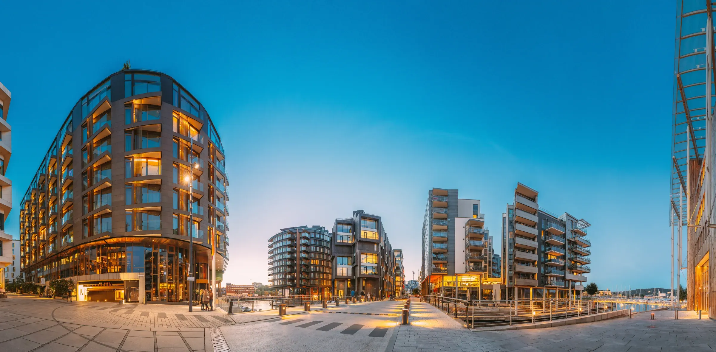 Hafen mit beleuchteten Gebäuden bei Nacht