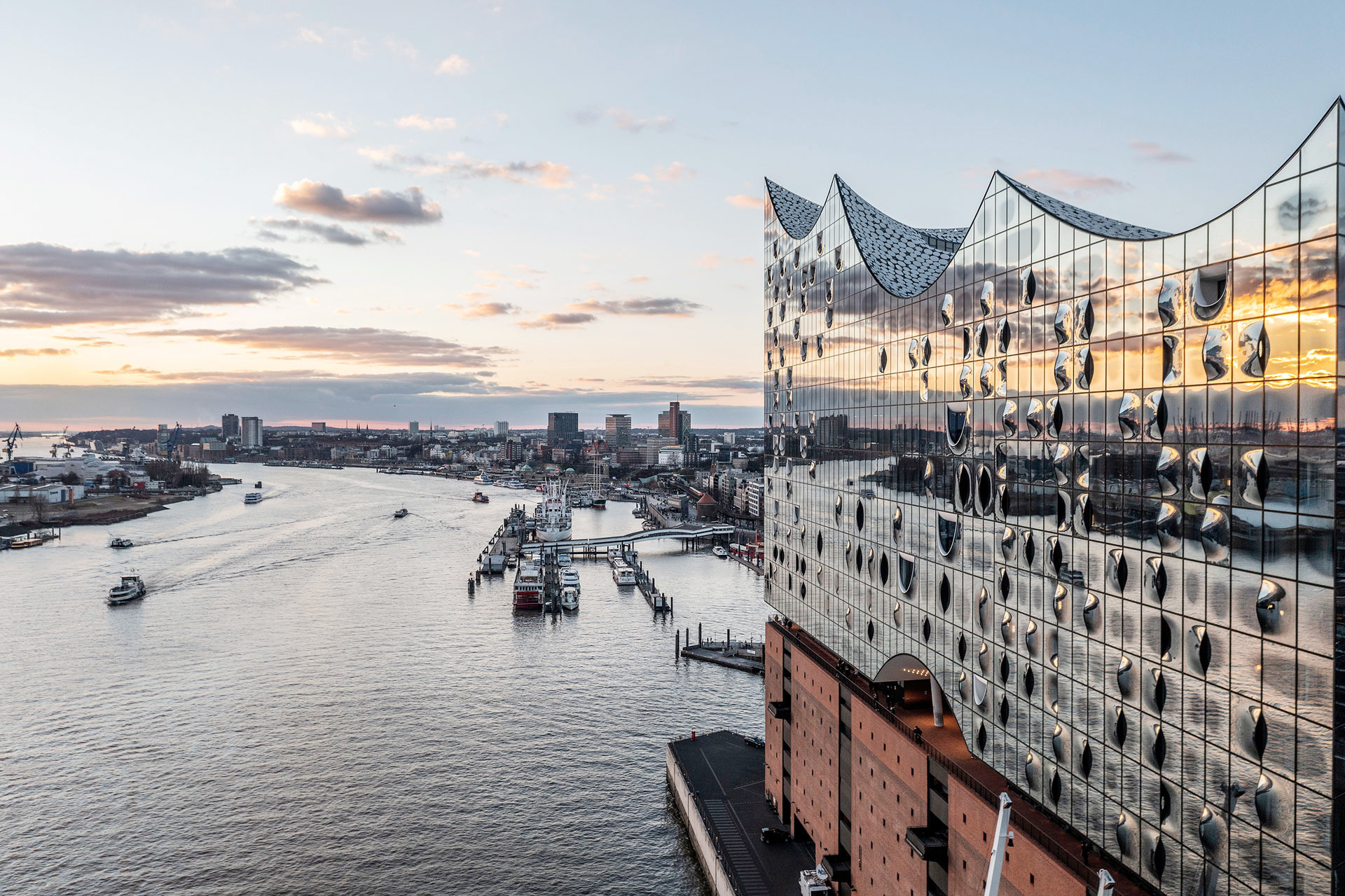 Moderne Hafenarchitektur mit Elbeblick bei Sonnenuntergang