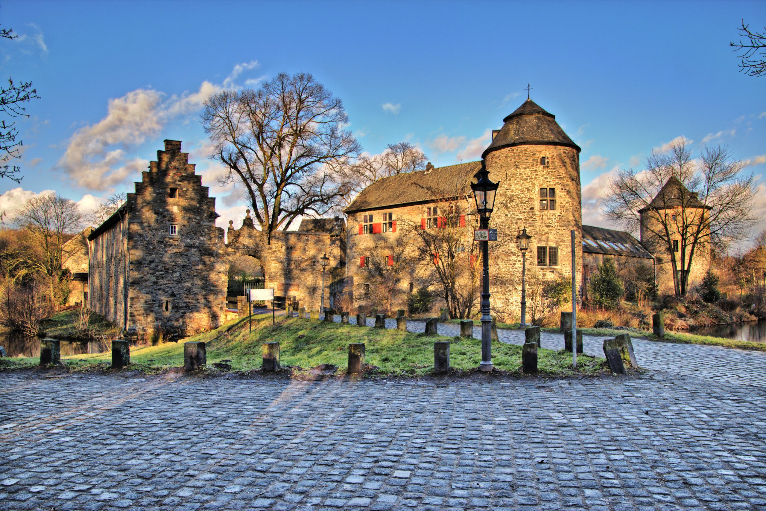 Historisches Schloss mit Turm an Flusslandschaft bei Tageslicht