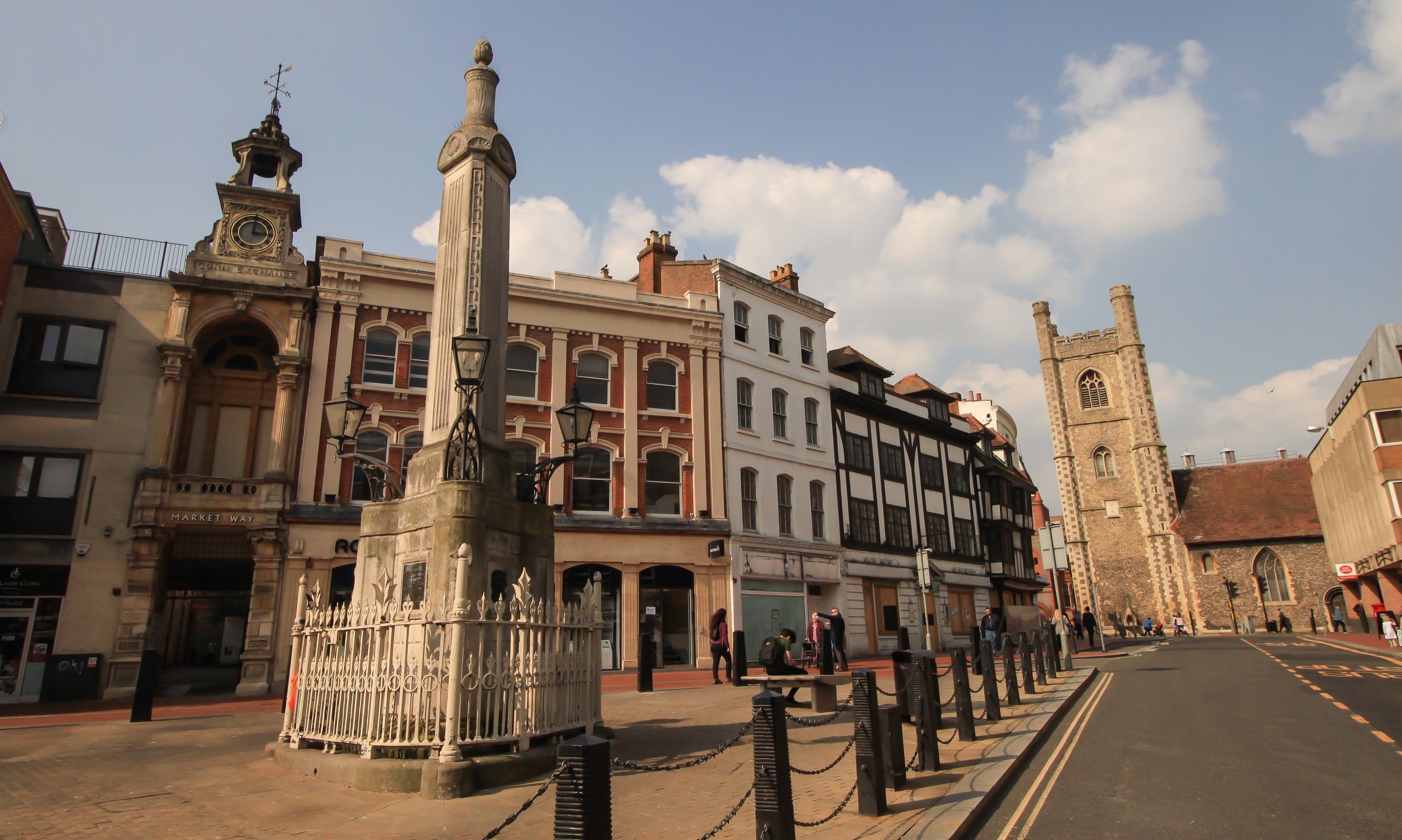 Historischer Marktplatz mit Denkmal, Kirche und Fachwerk-Architektur