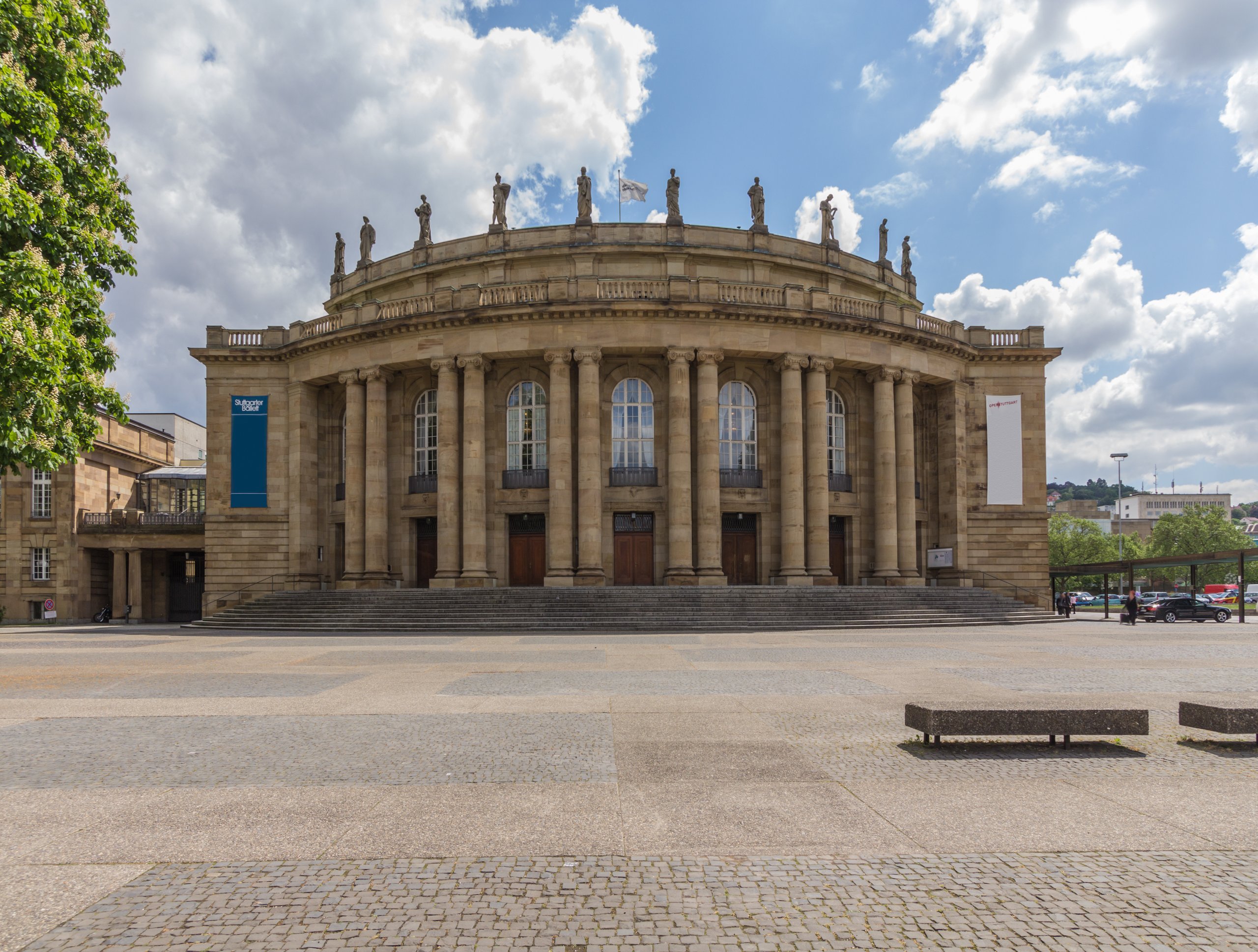 Imposantes Opernhaus mit Säulenfront und Skulpturen auf dem Dach