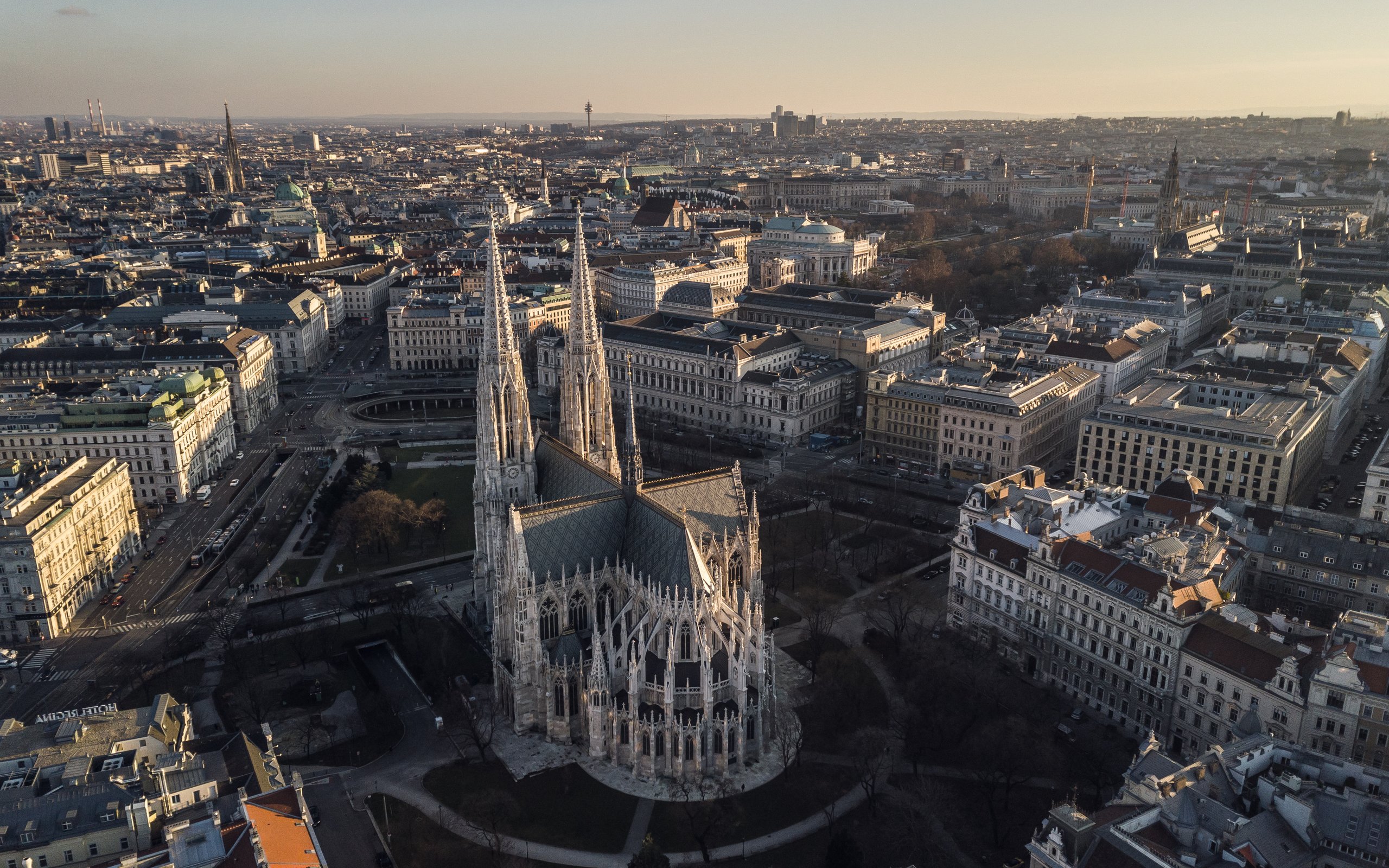 Luftaufnahme einer gotischen Kathedrale in europäischer Altstadt bei Sonnenuntergang